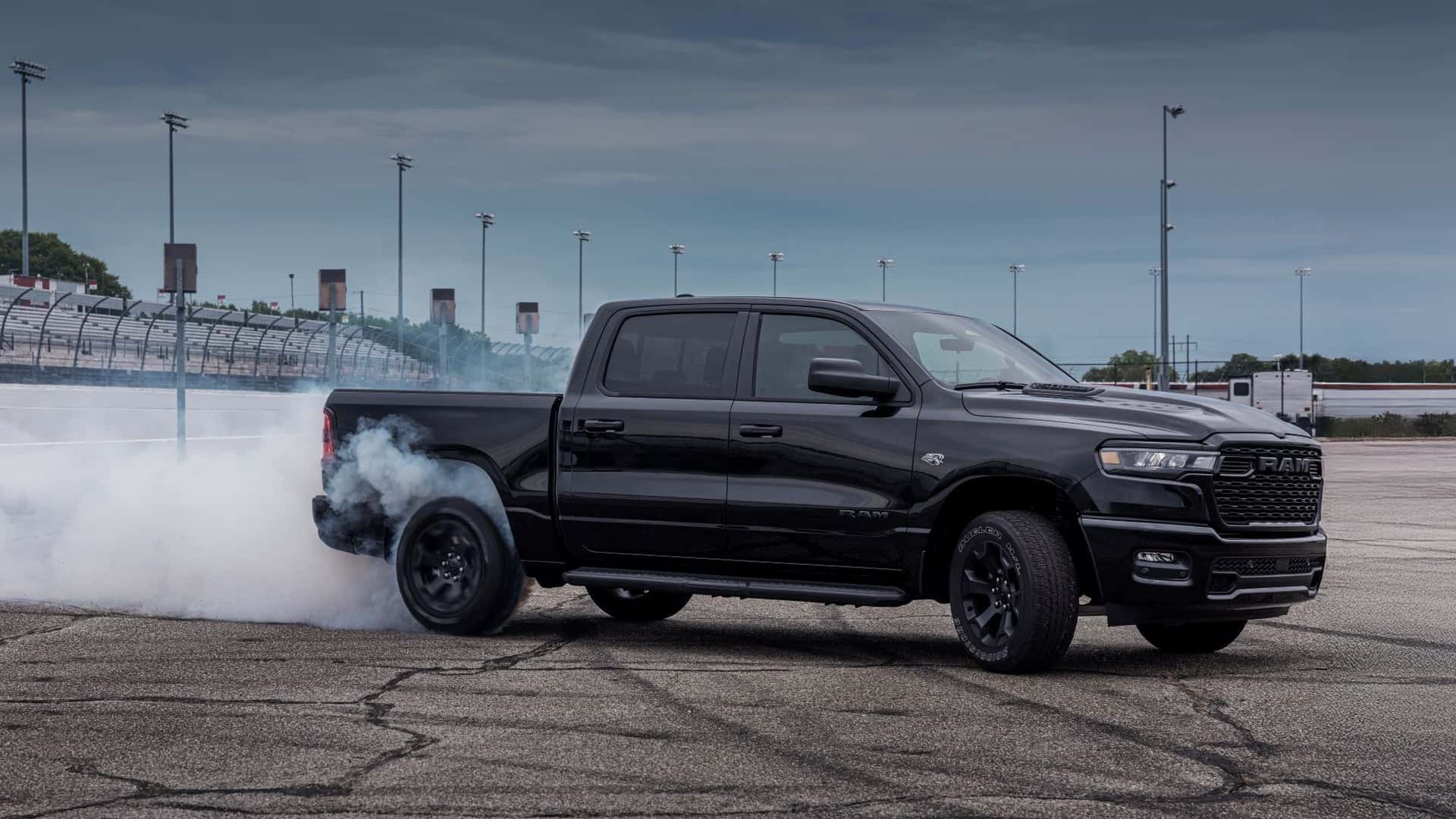 RAM 1500 без дилеров обогнал китайцев: итоги квартала