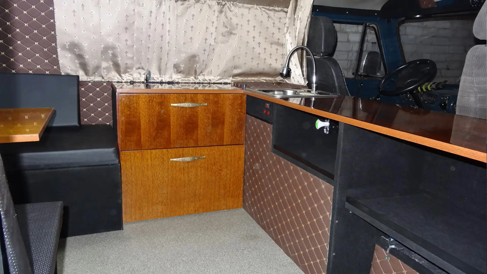 Парни с руками создали из УАЗ «Буханки» передвижную квартиру за 100 тысяч рублей