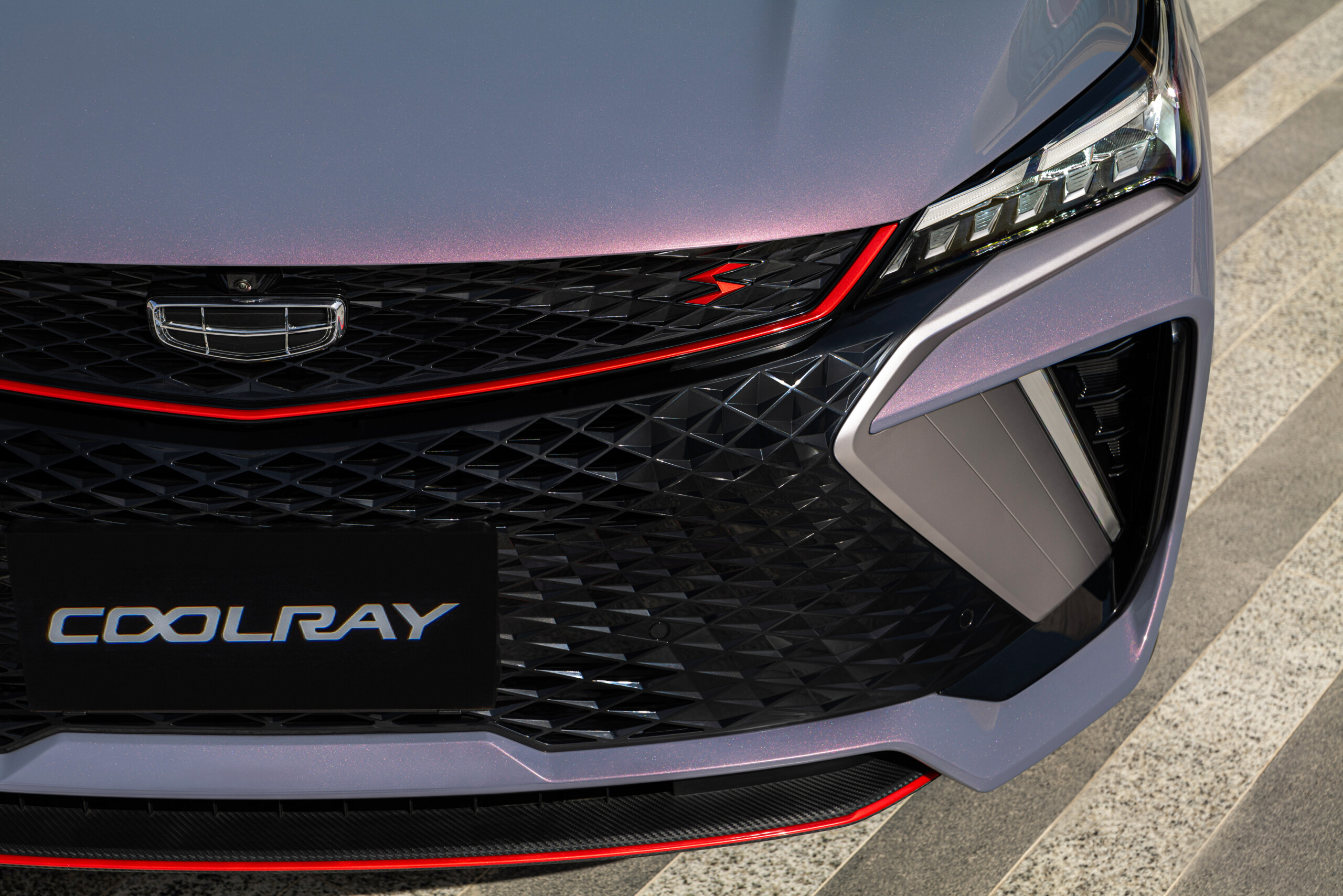 Geely нацелилась на 3 миллиона: рекордные продажи, новые гибриды и экспансия на мировой рынок