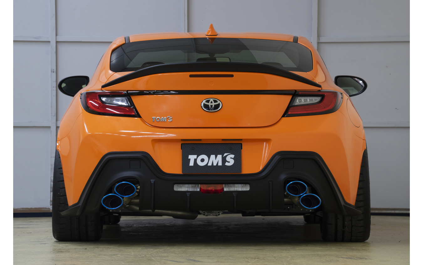Toms выпустила титановую выхлопную систему Barrel 4 Tail для Toyota GR86: синий стиль, гоночный звук и плюс крутящий момент