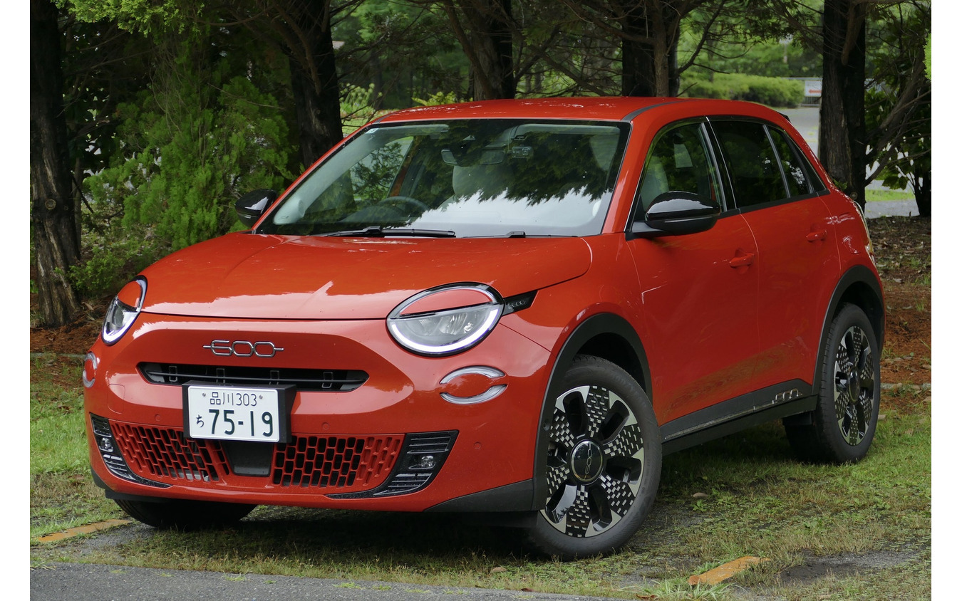 Fiat 600 Hybrid удивил плавностью и комфортом: первый тест нового гибрида против 600e