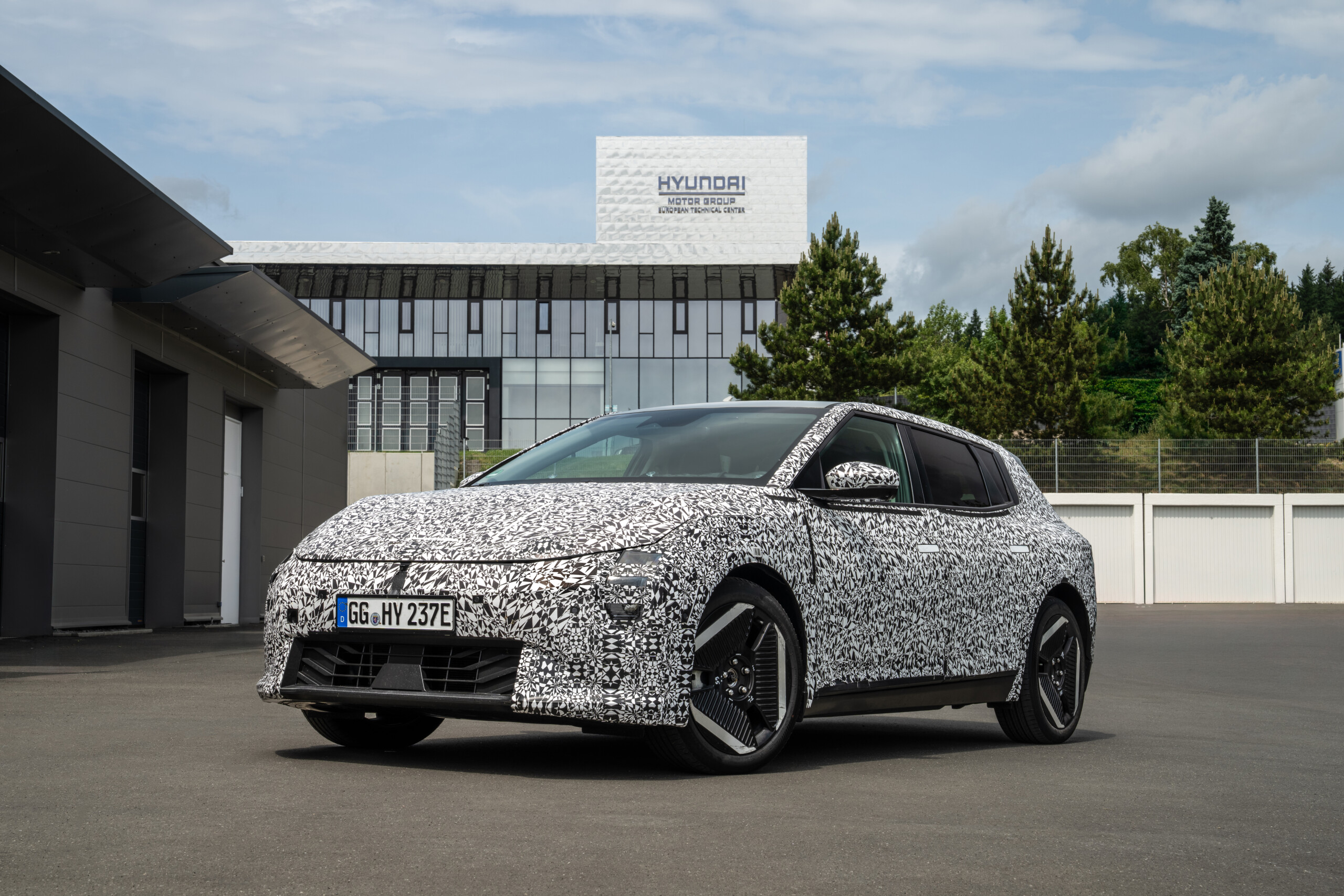 Kia EV4 прошёл 10 000 км по Нюрбургрингу и сохранил 95% ресурса батареи: электрокроссовер для долгой жизни