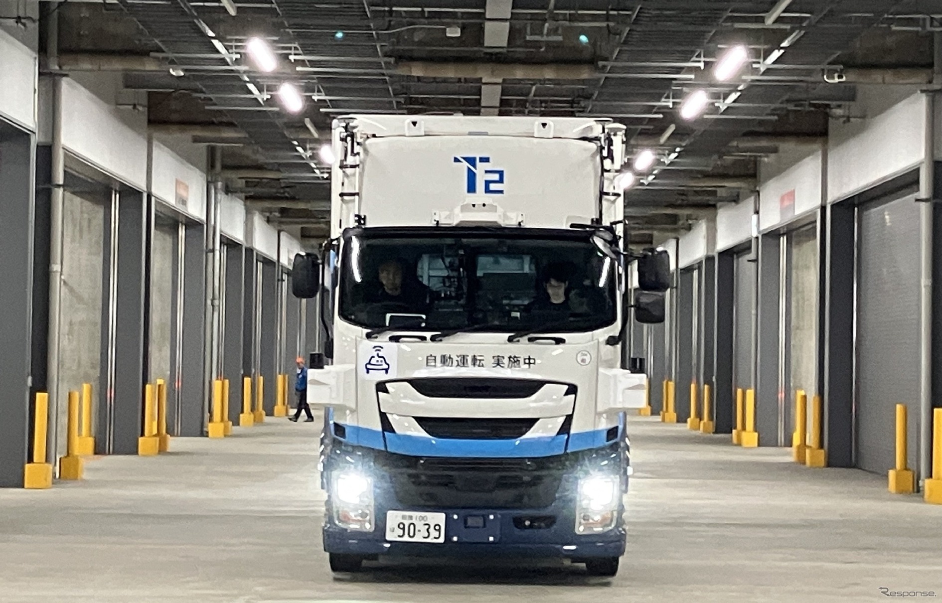Mitsubishi Estate и T2 впервые показали грузовики-роботы, которые сами заезжают в логистические комплексы