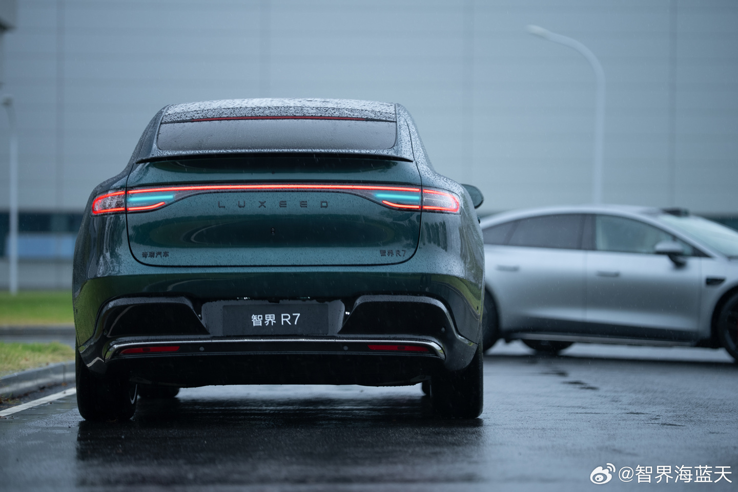 Luxeed R7 и новый S7 получили голосовое управление «без губ» и систему внутренней связи: авто слушается только хозяина