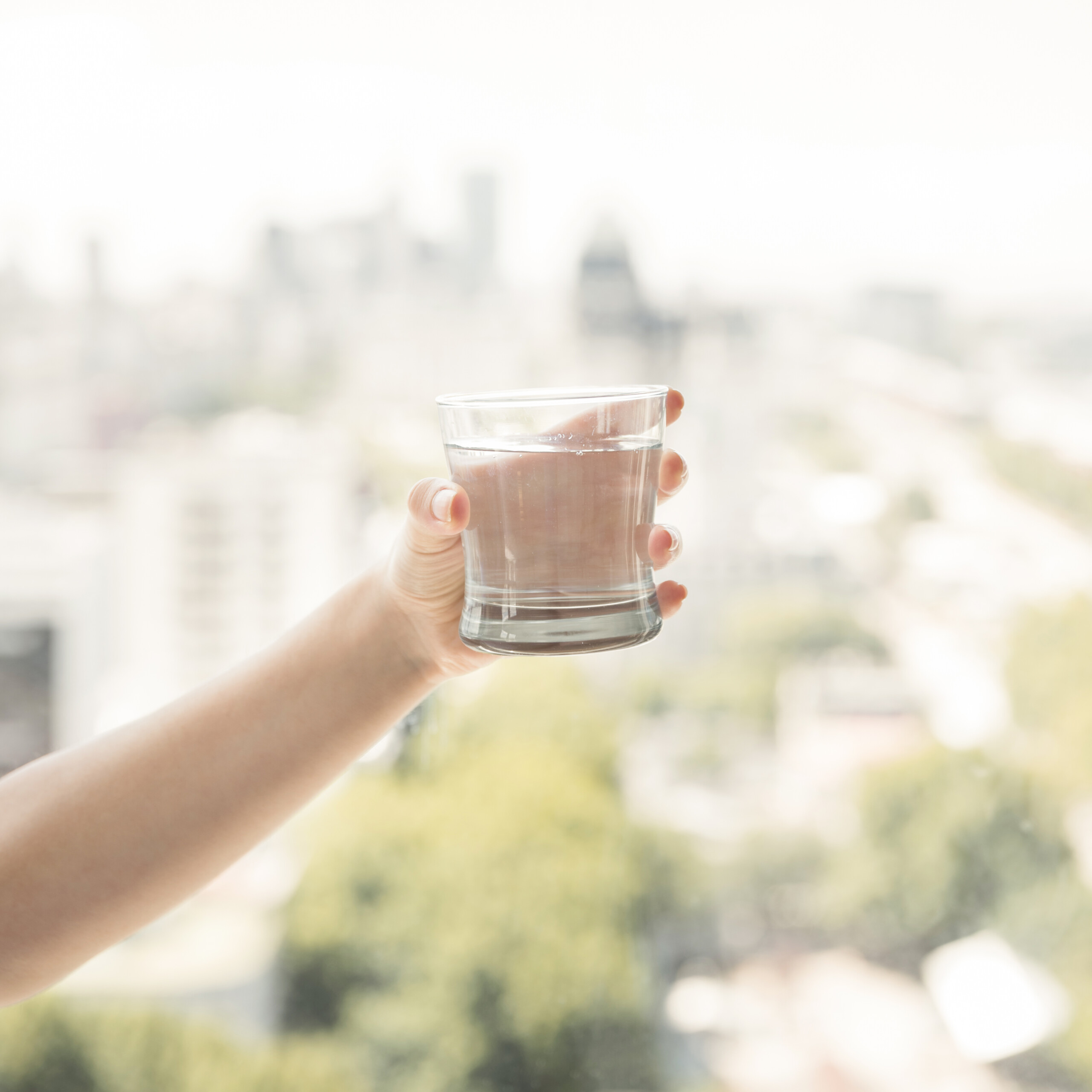 Ставлю стакан на ночь у кровати — и проблем как ни бывало: соленая вода способна на многое