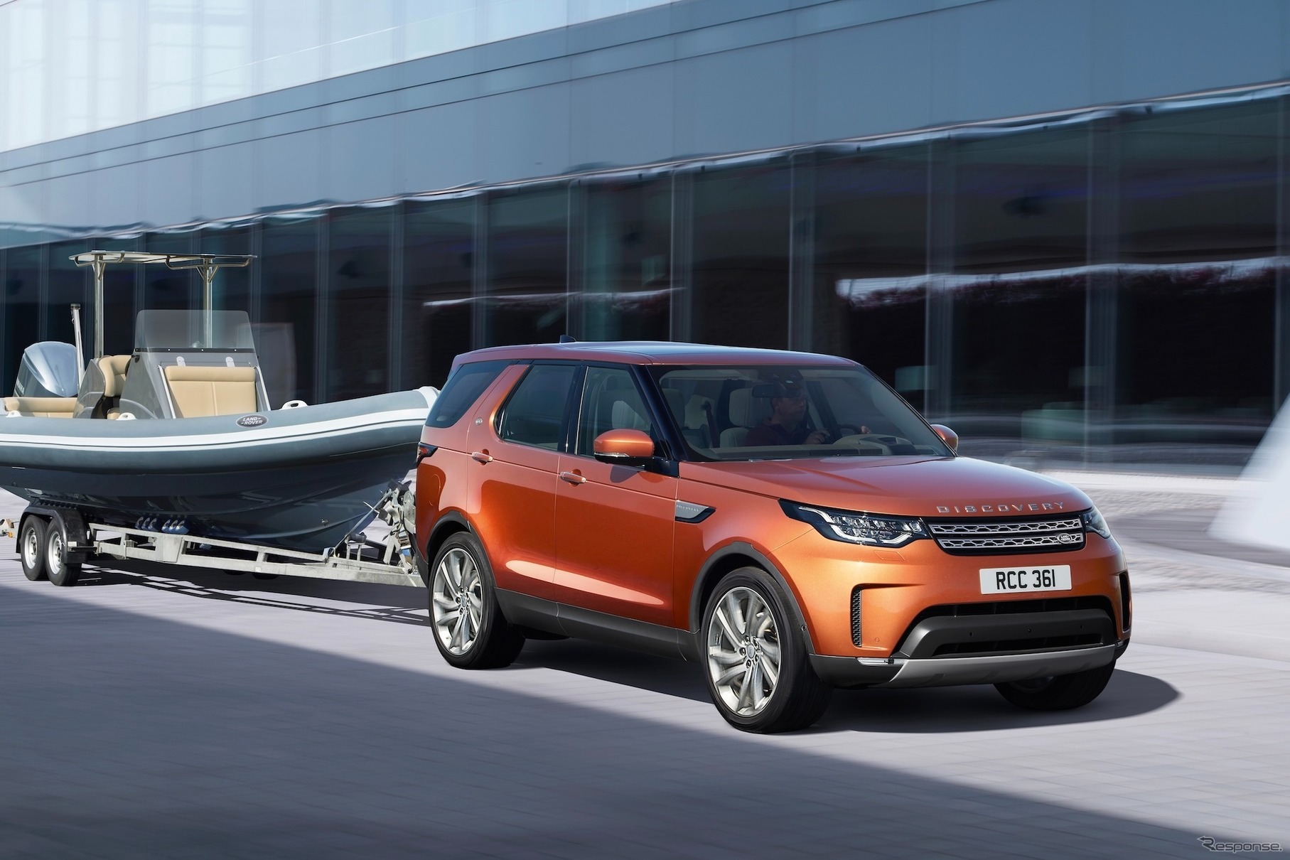 Jaguar Land Rover отзывает Discovery и Range Rover Sport из-за риска отрыва буксируемого авто: поставят новые кронштейны