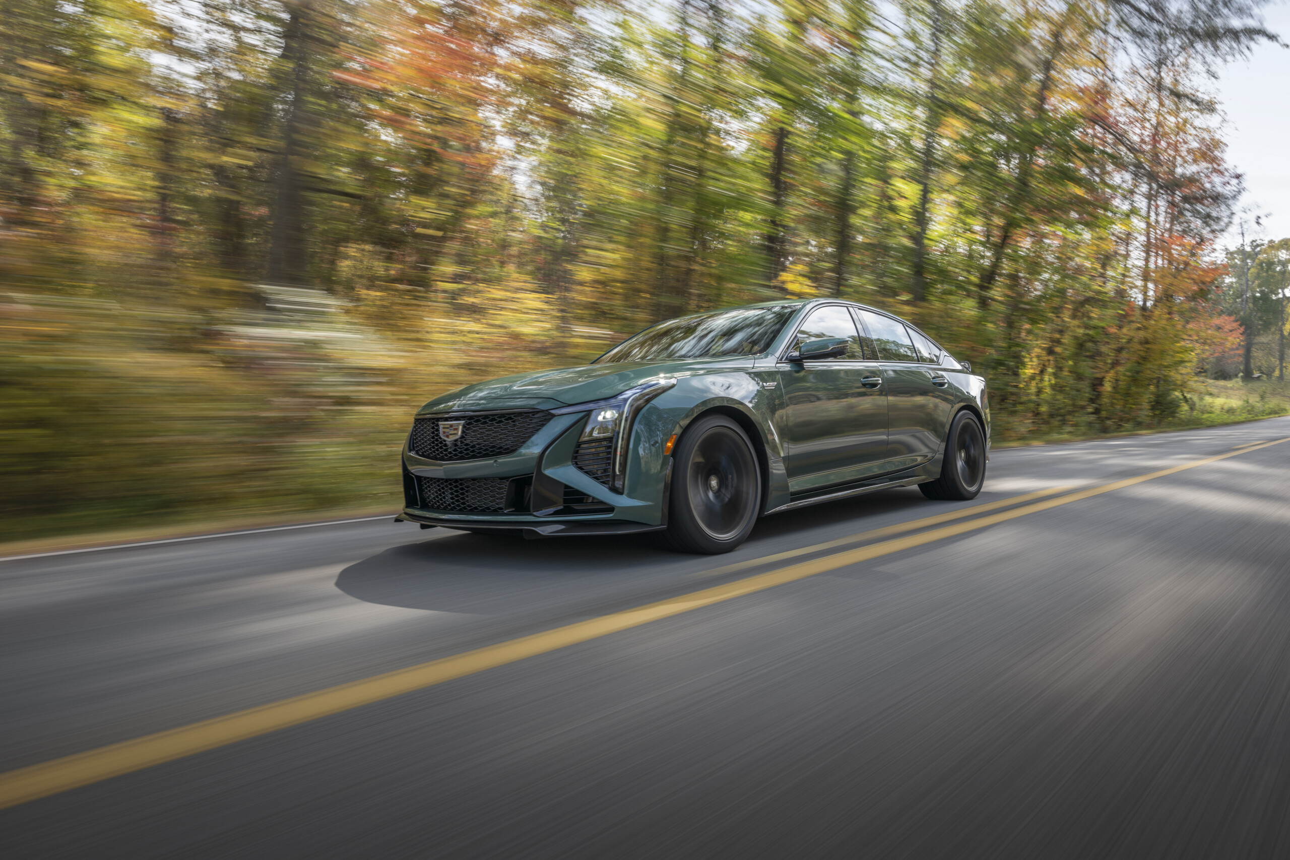 Cadillac CT5-V Black Wing получил 160 цветов кузова и миллионы вариантов салона — кастомизация на новый уровень