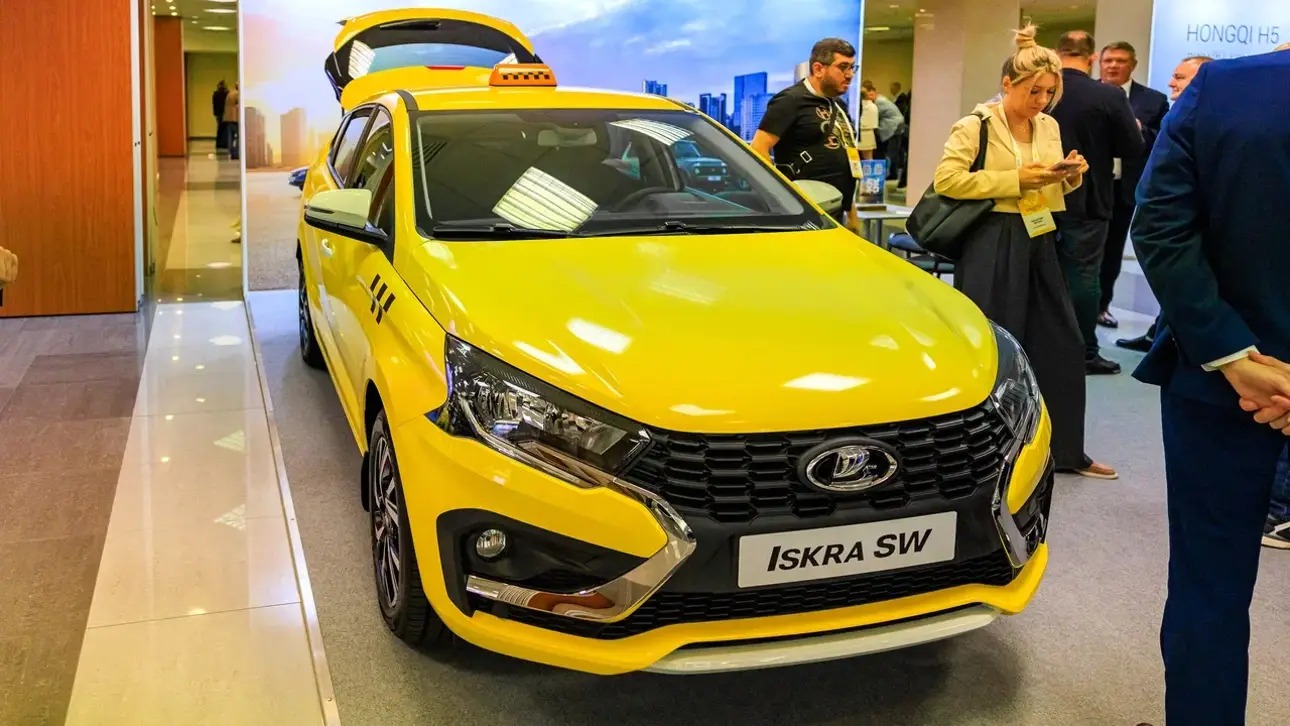 События дня: Lada Iskra SW и Aura в версии для такси, Toyota Highlander подешевел в РФ, за что штрафуют во дворах
