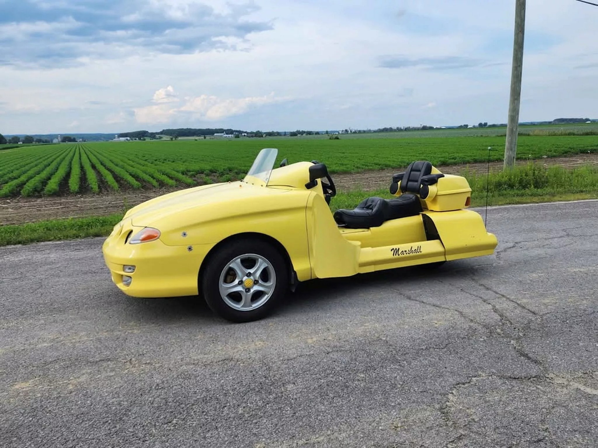 Канадец скрестил Hyundai Tiburon с Goldwing и создал безумный трицикл для частных покатушек