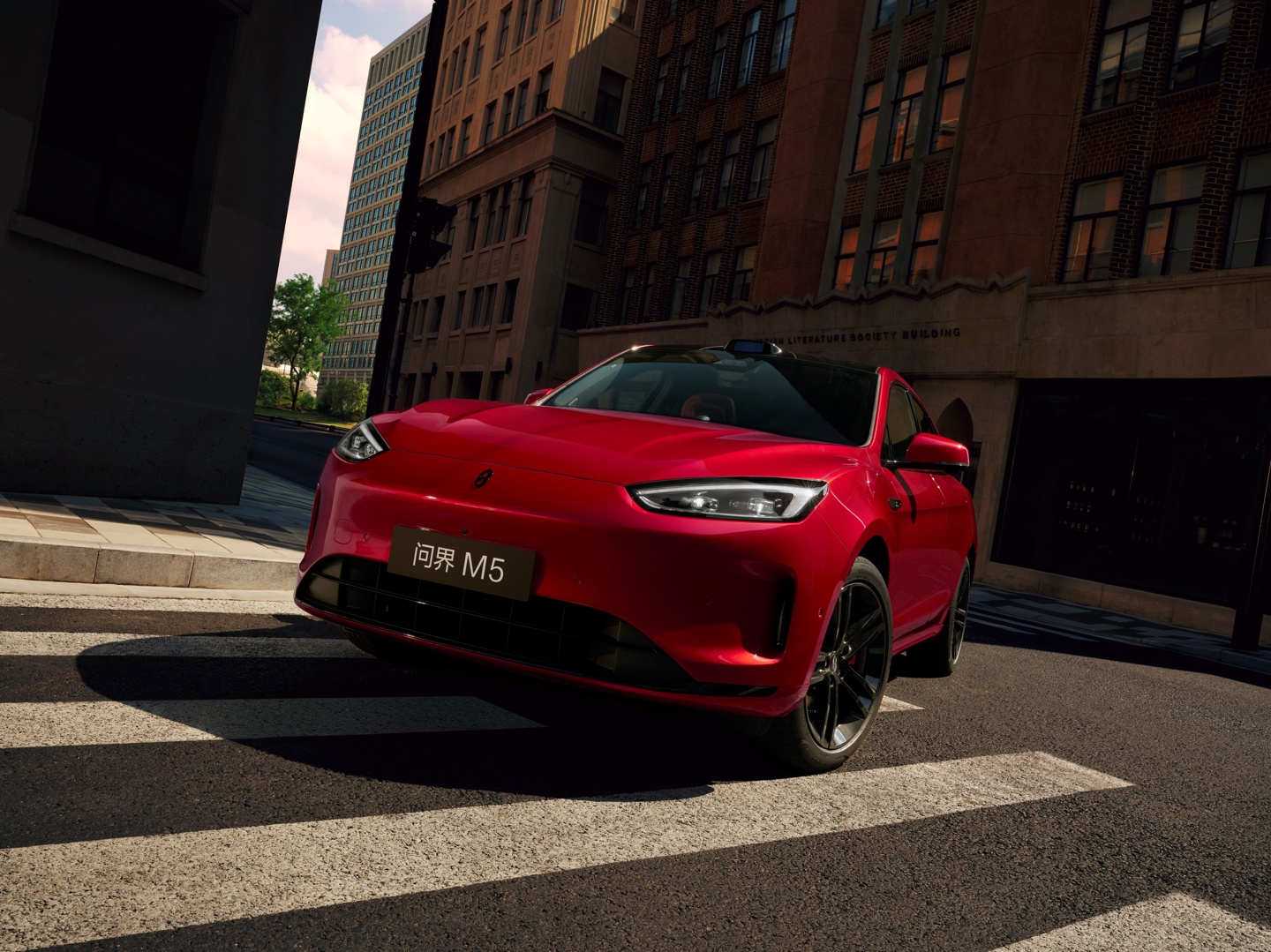 AITO M5 Ultra получил уникальный цвет Yueying Red и стал самым мощным в истории: новые опции и алюминиевое шасси