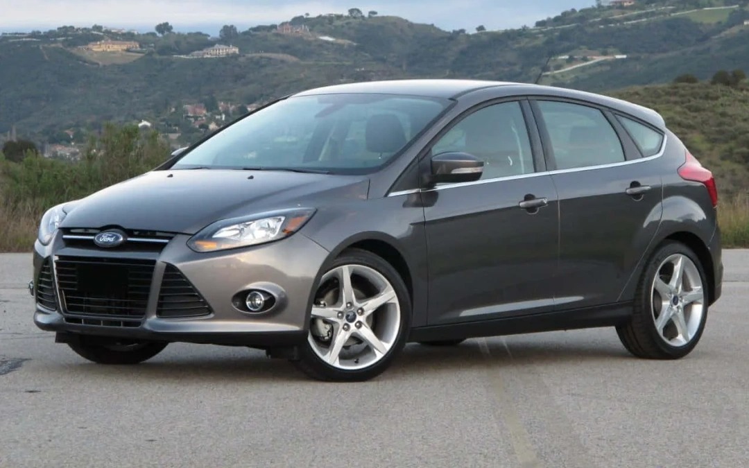 Названы самые популярные подержанные автомобили до 1 млн рублей в России: лидируют Lada Granta и Ford Focus