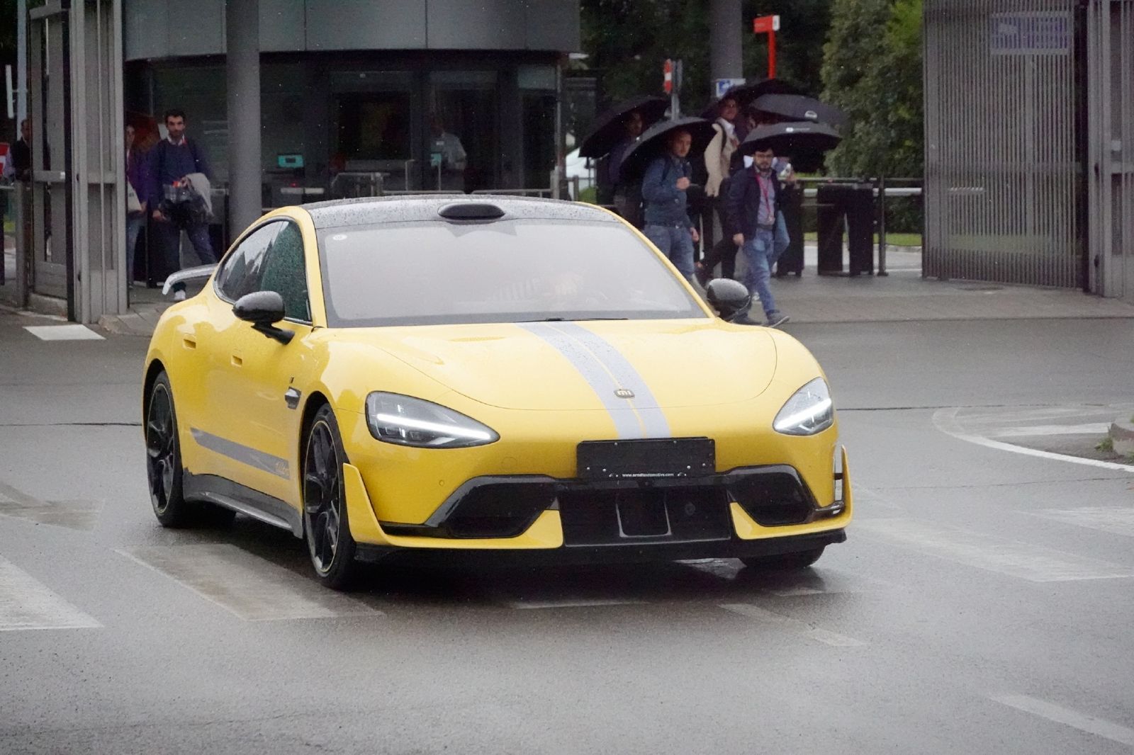 Xiaomi SU7 Ultra установил рекорды и попал на завод Ferrari: итальянцы изучают китайский электроседан для будущего суперкара