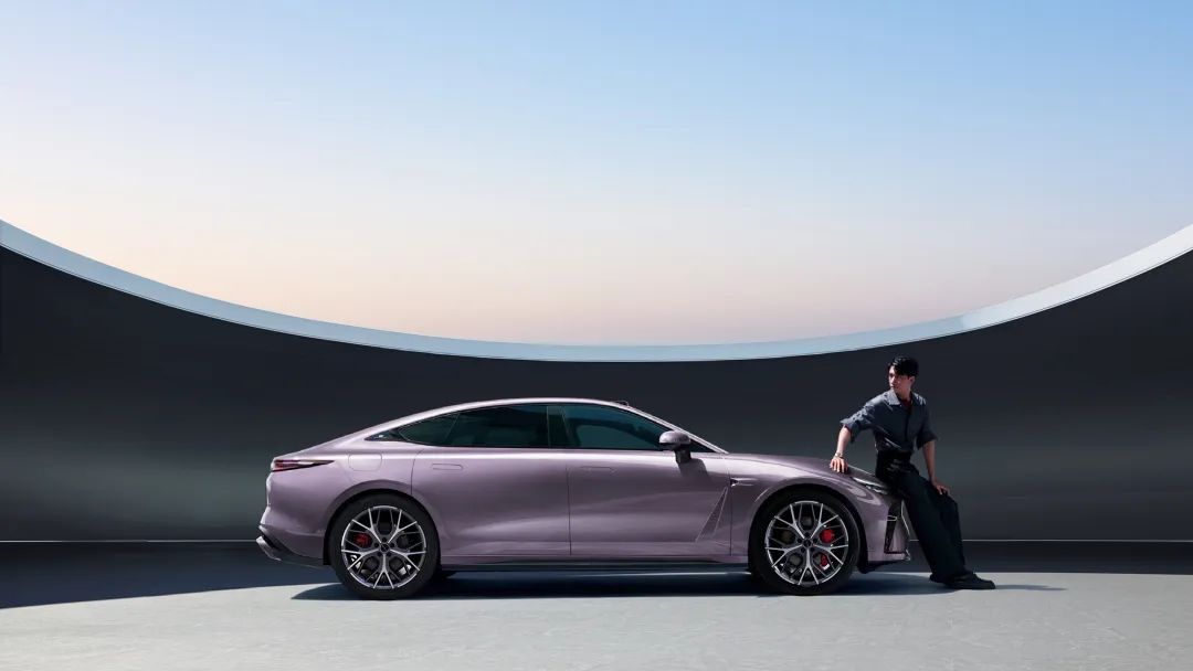 Exlantix ES получил уникальный спорт-пакет Shadow: активное антикрыло и «умные» шины за 77,6 тысяч рублей