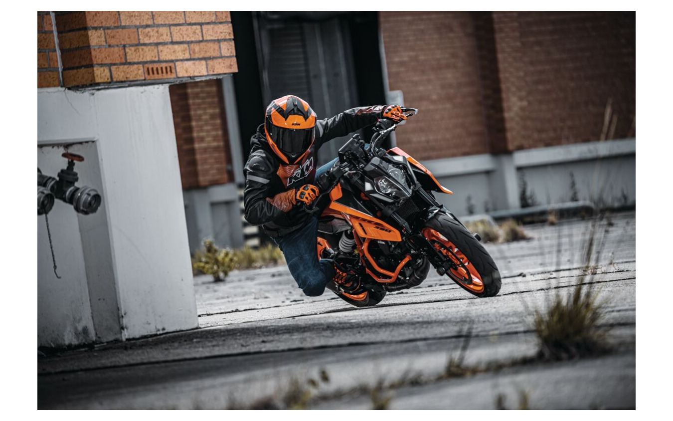 KTM представила обновленный 390 DUKE 2025: «Угловая ракета» с черным сиденьем и электронным оранжевым цветом