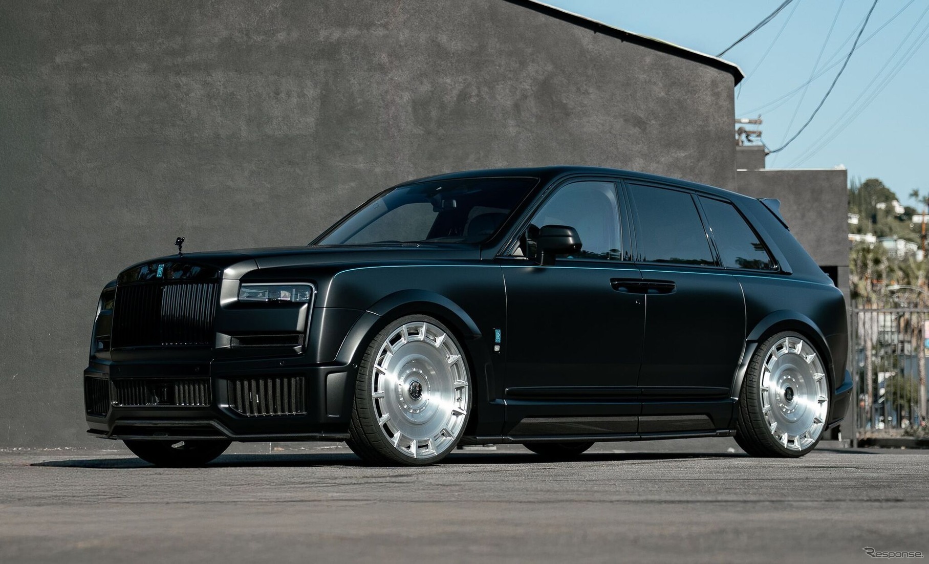 Urban Automotive представила эксклюзивный Rolls-Royce Cullinan с 26-дюймовыми дисками и карбоновым обвесом на дебюте в США