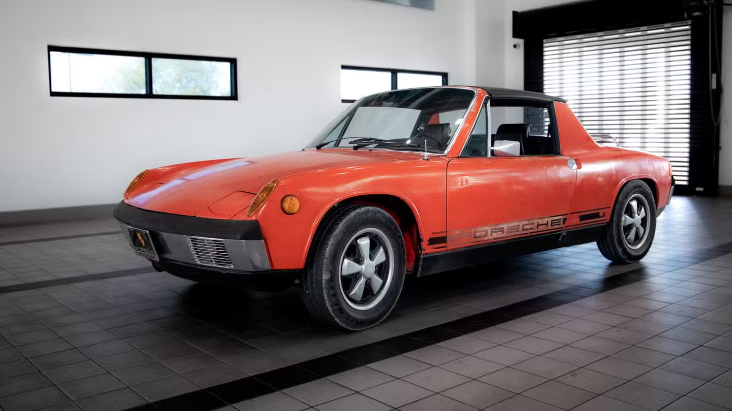 Внедорожный Porsche 914 с огненно-оранжевым кузовом взял приз зрительских симпатий на конкурсе реставрации в Монтеррее