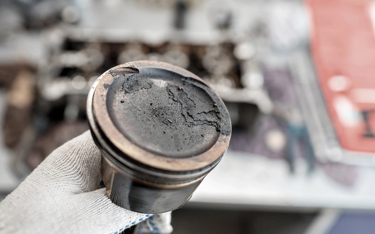 Почему поршни зарастают нагаром: главные причины, опасности и когда пора чистить