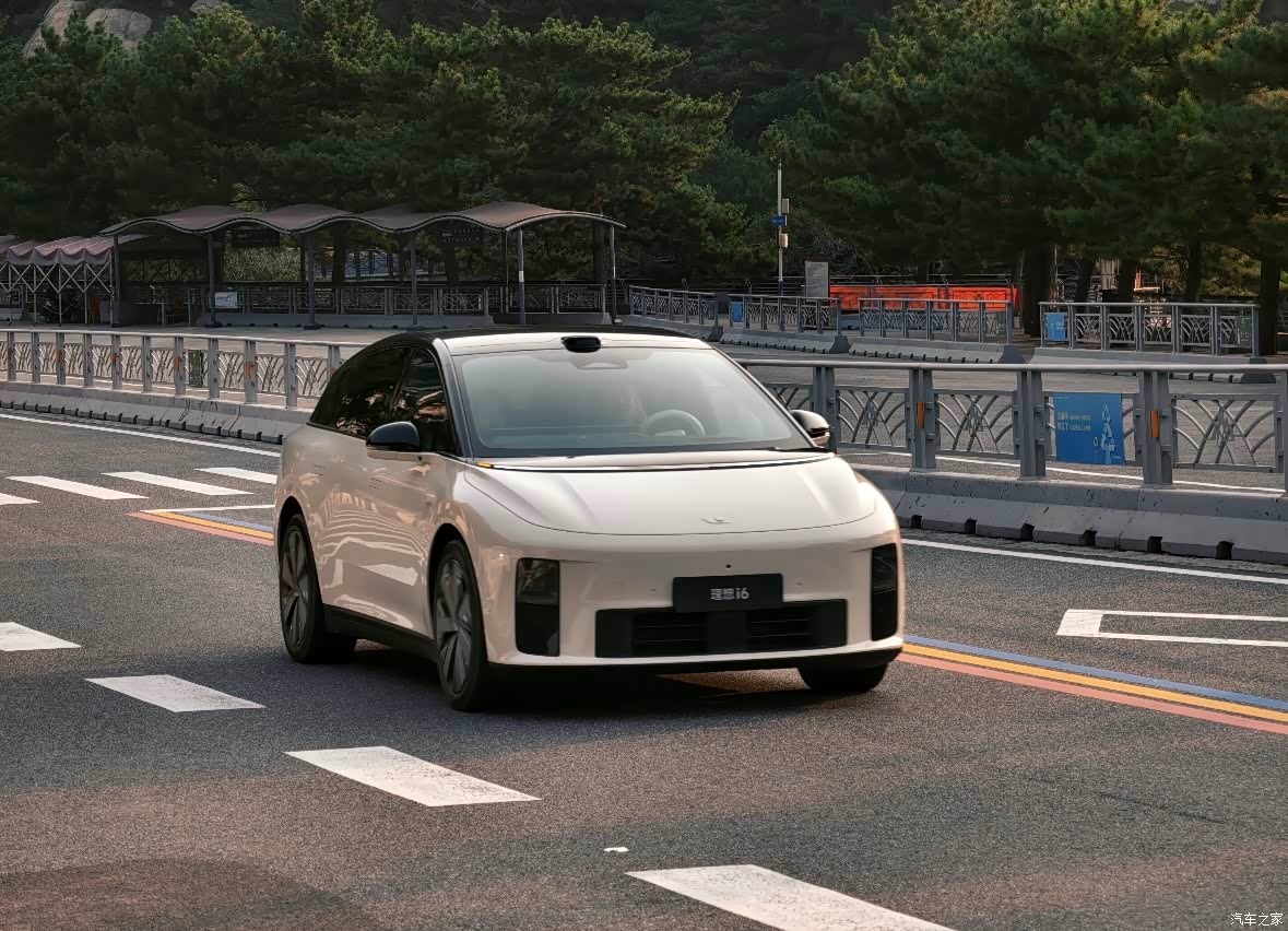 Новый Li i6: семейный электрокросс с запасом хода до 720 км впервые показали на реальных фото