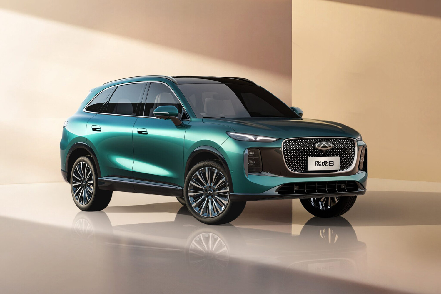 Chery Tiggo 8 нового поколения получит два лица и растянутые фонари — старт продаж в конце 2025 года