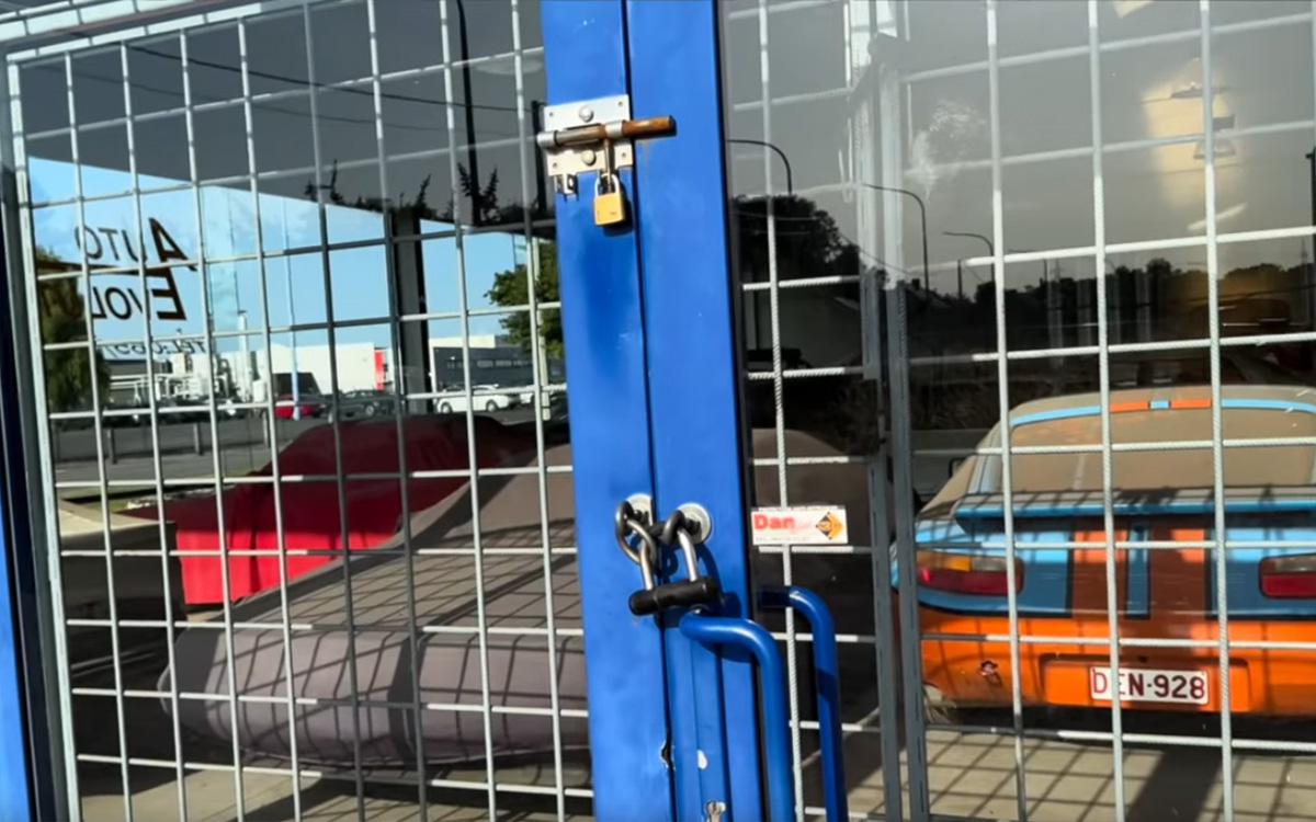 В Бельгии нашли заброшенный автосалон с Porsche 356, DeLorean и другими раритетами