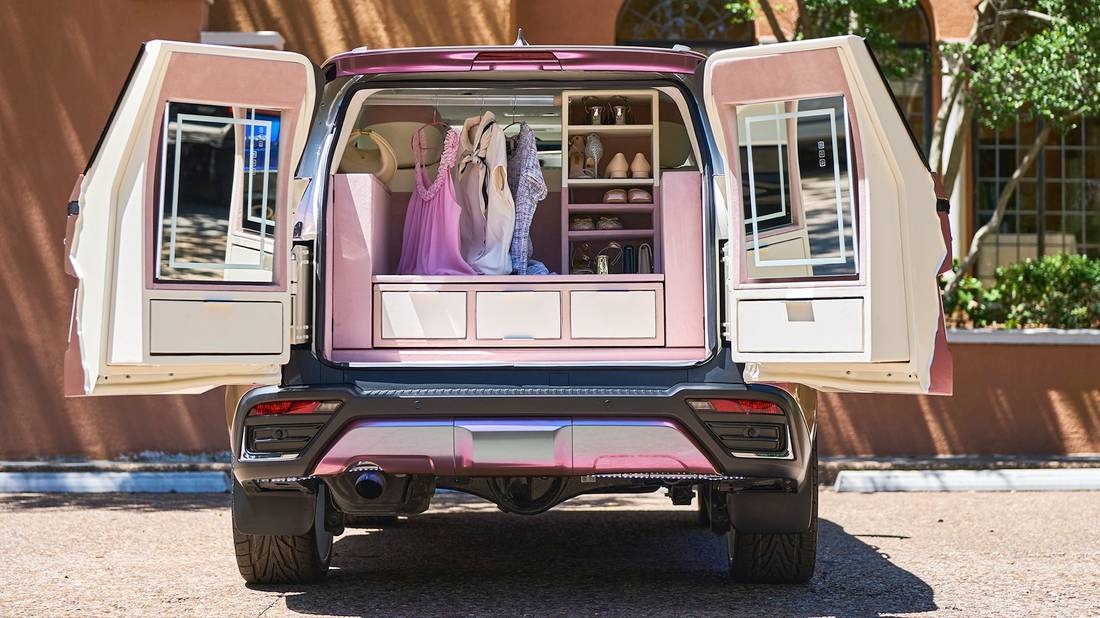 Lexus Glam LX: внедорожник превратили в мобильный салон красоты для гламурных селфи и смены образов на ходу