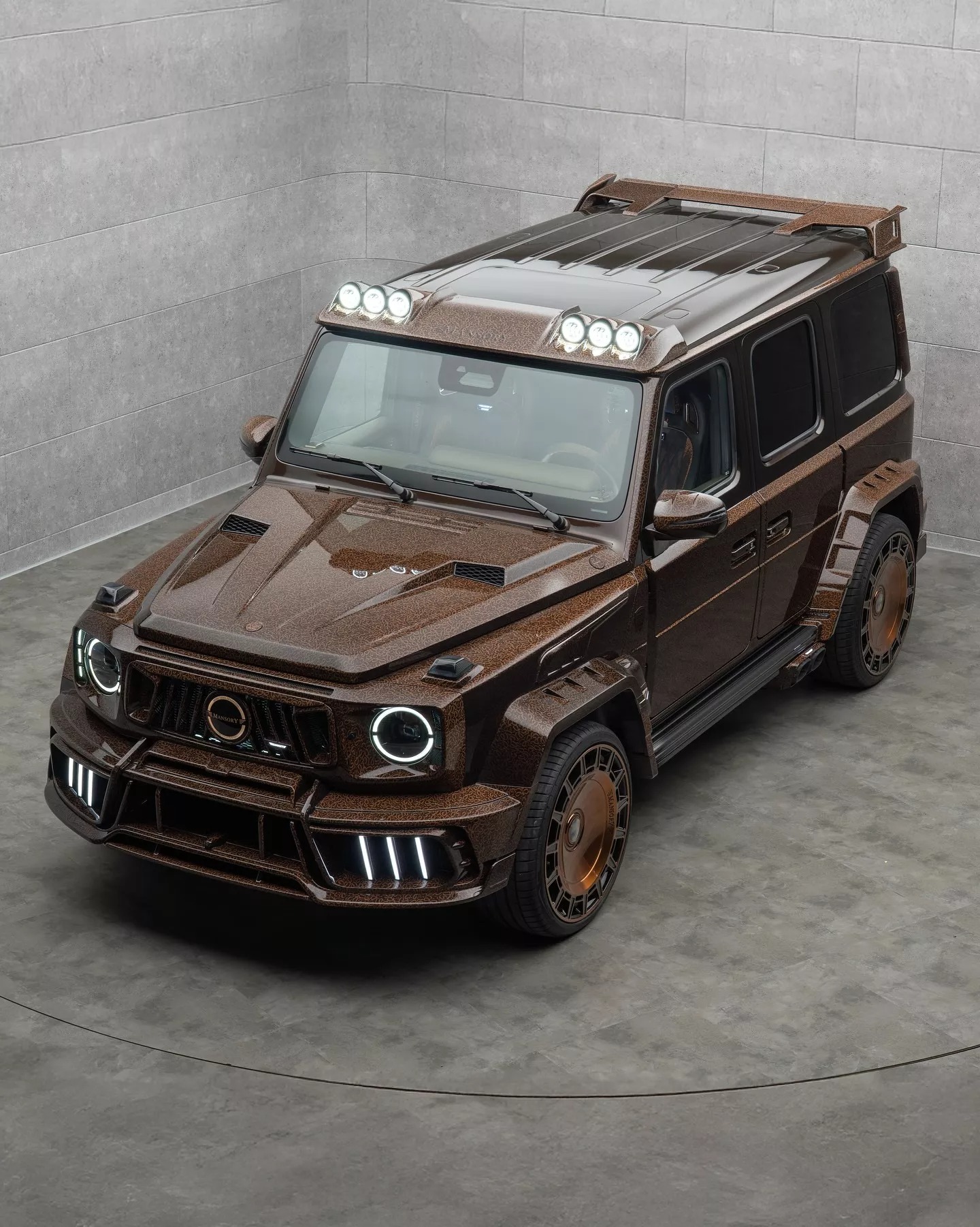 Mansory превратил G-Class в 820-сильный шоу-кар с раздвижными дверями и арабской вязью