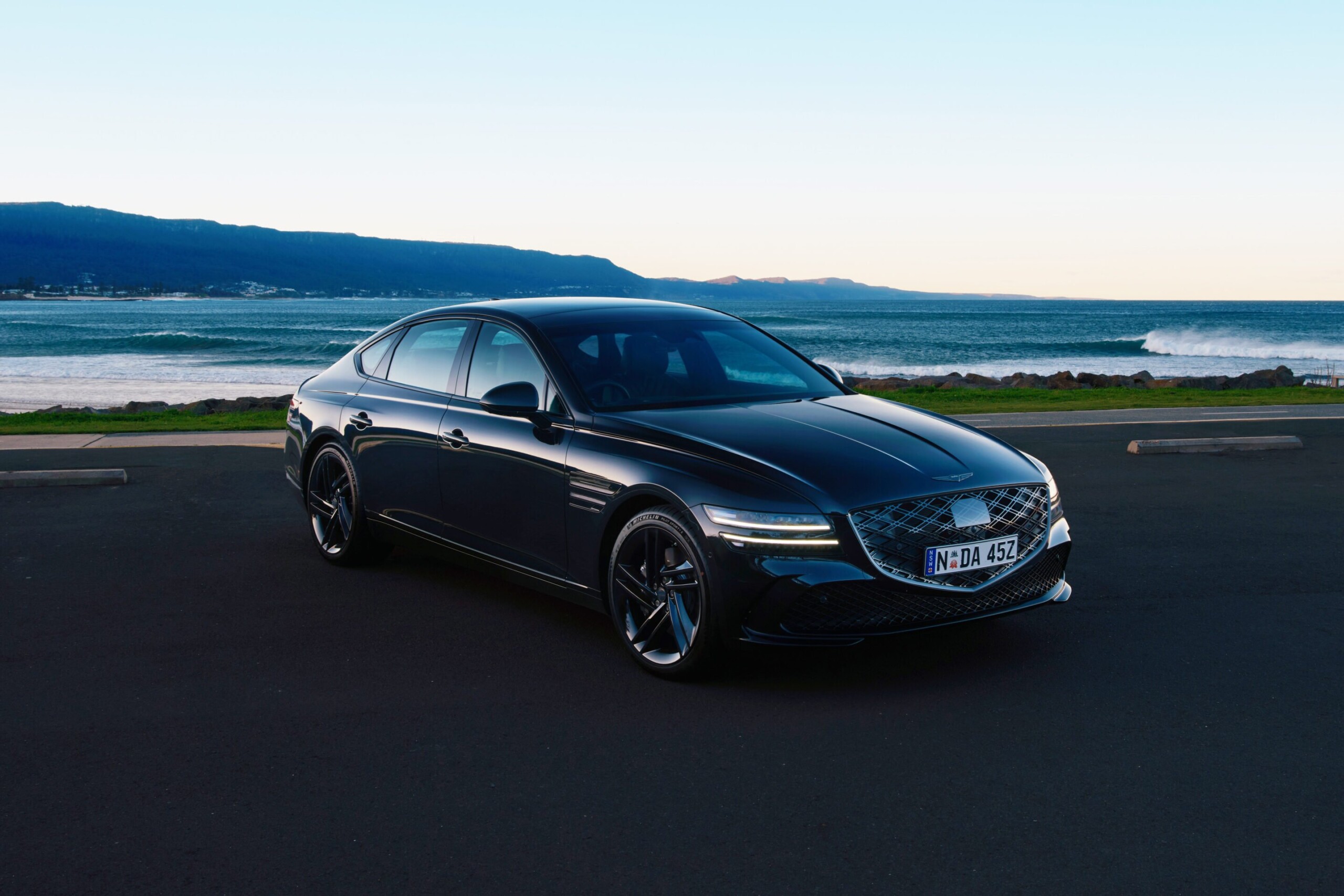 Genesis G80 Black 2026: новый флагман в черном, роскошь и спорт в каждой детали