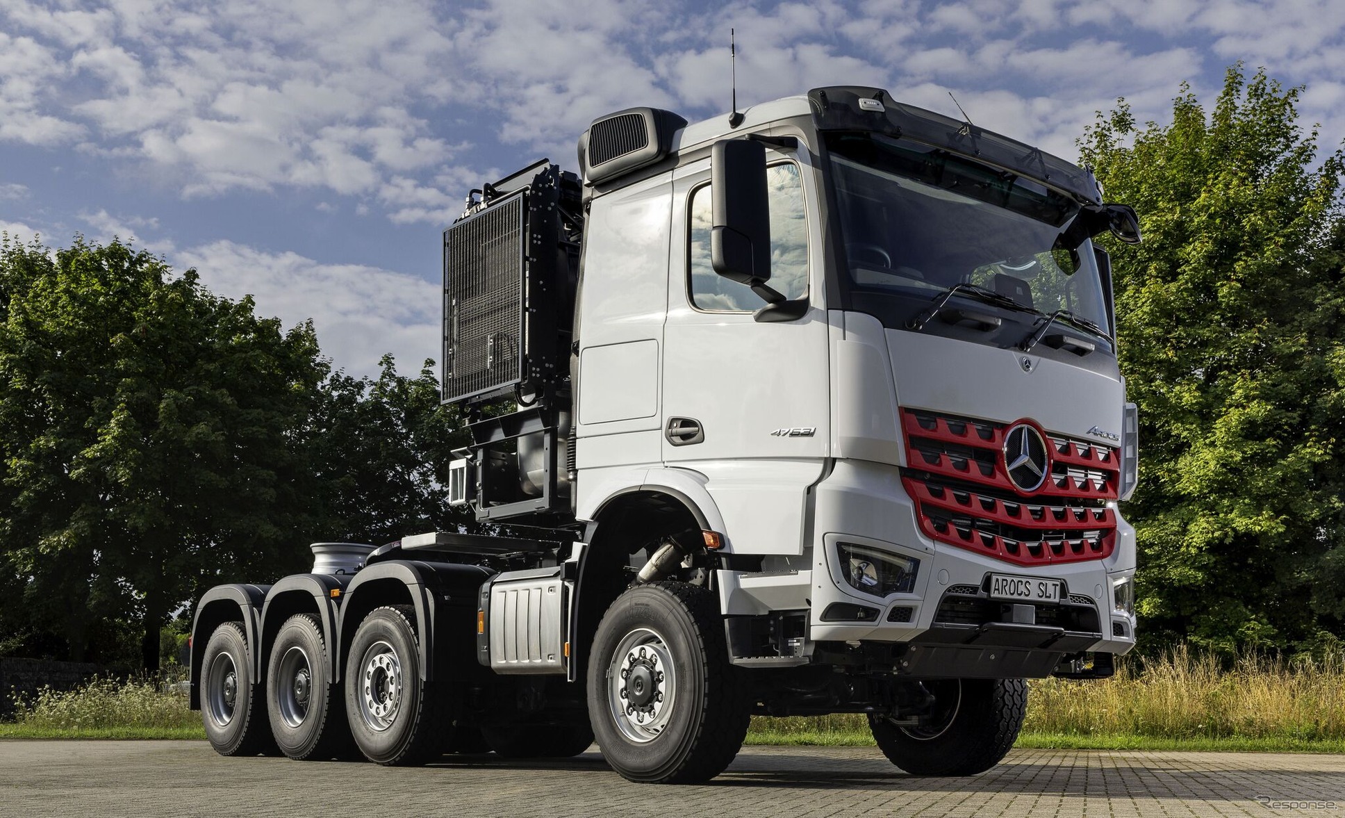 Mercedes-Benz представил в Японии сверхмощные тягачи Alox и Actros для перевозки 500-тонных грузов