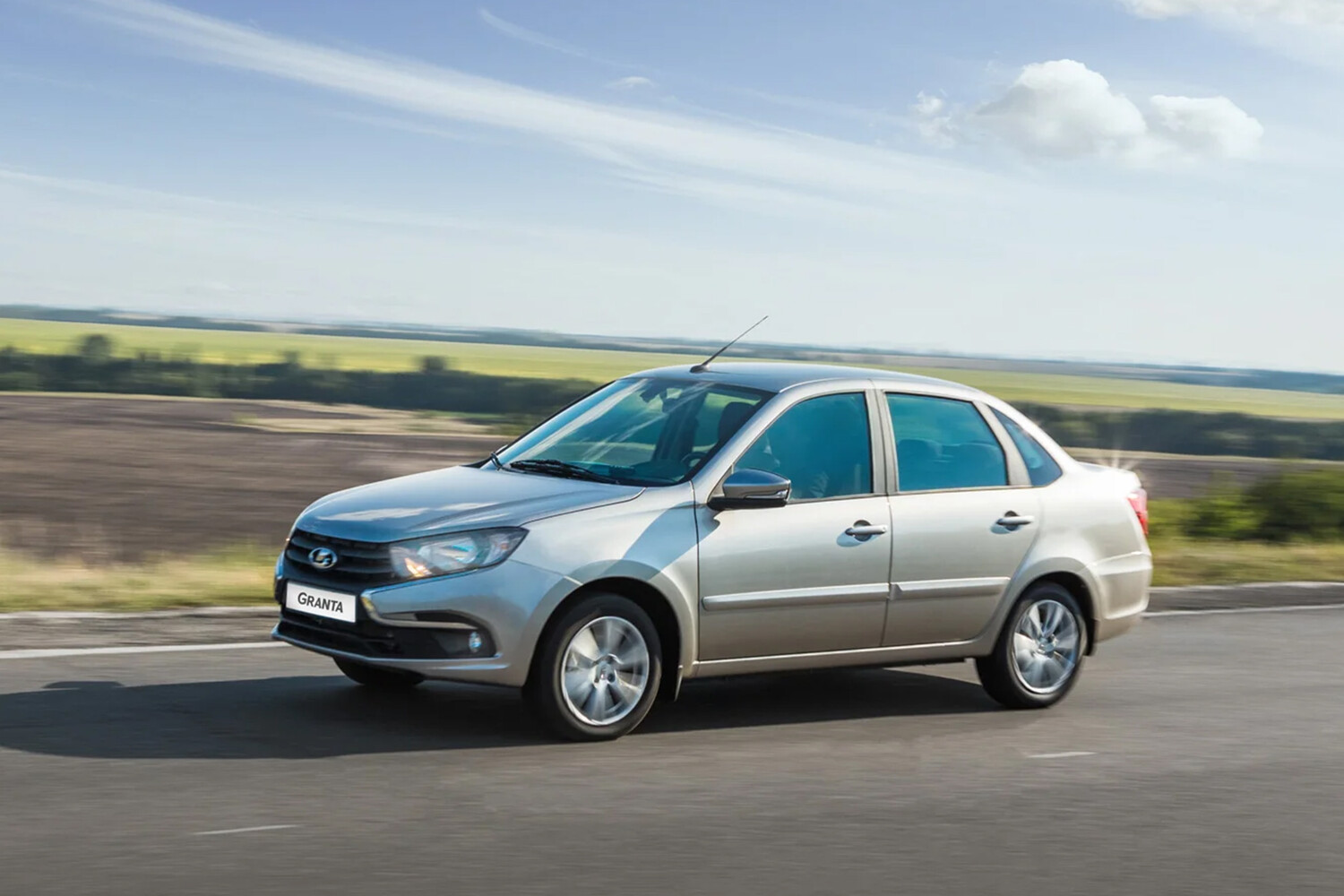 Названы самые доступные новые автомобили в России: Lada Granta за 750 тысяч и полный топ-10 сентября 2025