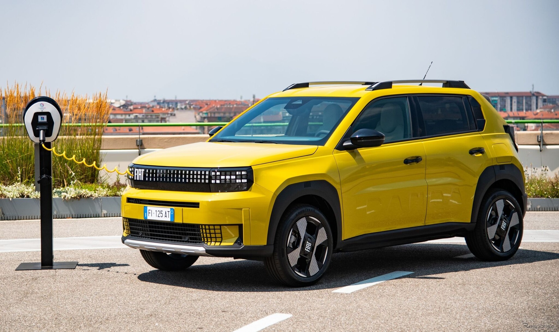 Великобритания встречает новый Fiat Grande Panda: старт заказов, тур по стране и триумф на премиях