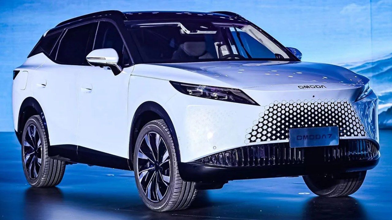 OMODA 7 SHS с «плавающим» экраном и запасом хода 1200 км: китайский кроссовер удивил Европу инновациями