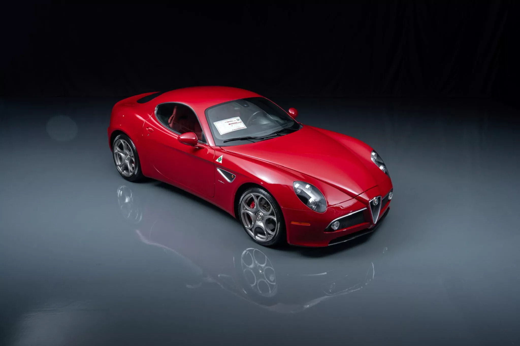 Две уникальные Alfa Romeo 8C с пробегом «из салона» выставили на аукцион: шанс купить коллекционную пару мечты