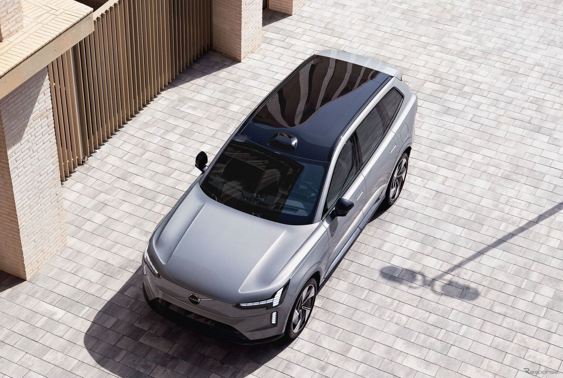 Volvo EX90 2026: электрический кроссовер с 800-вольтовой системой, ИИ и «умной» крышей выходит в Европу