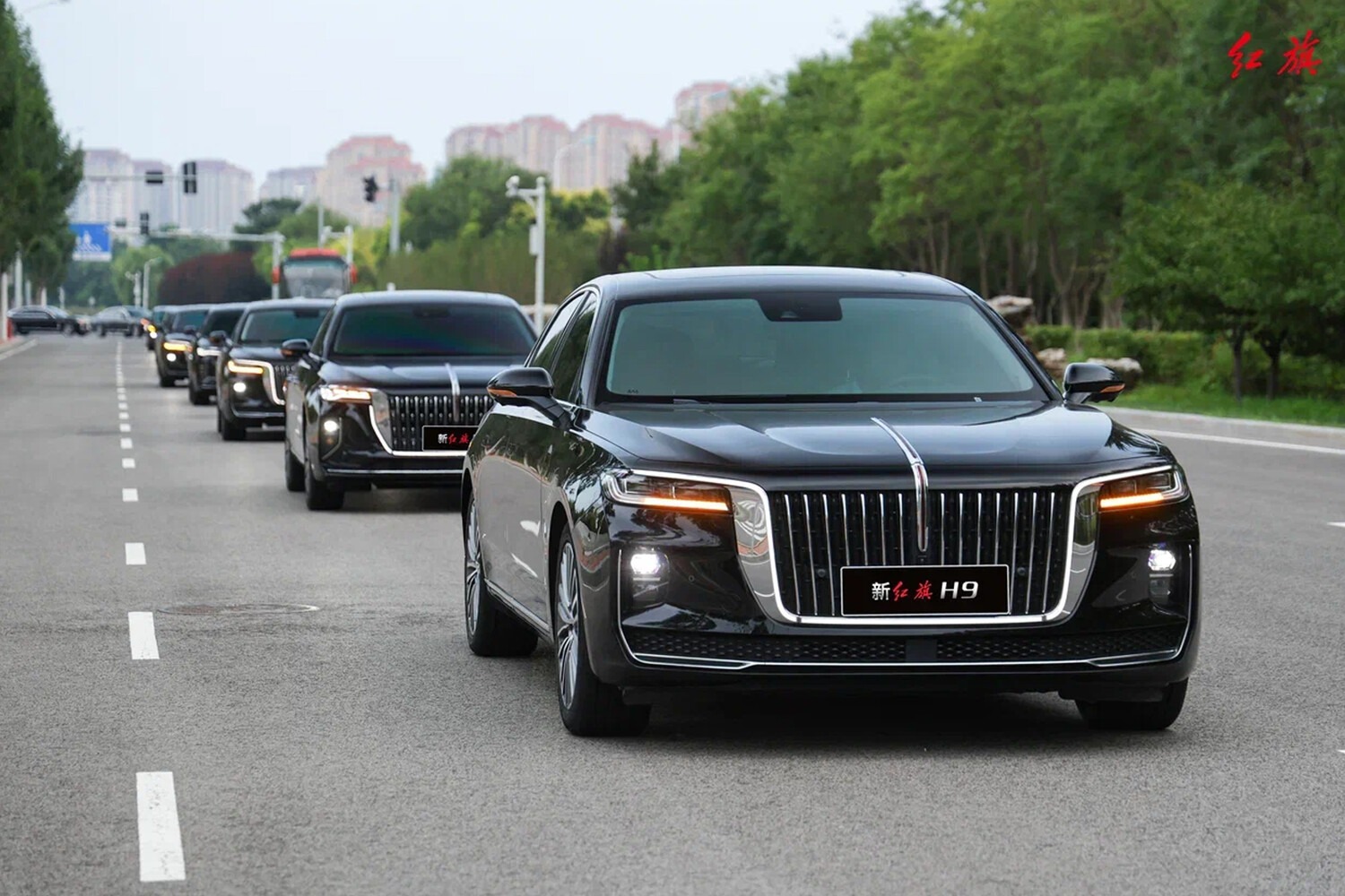 Hongqi H9 и HQ9 возглавили парад Победы в Пекине: премиум-автобус Guoyue REEV дебютировал на глазах у председателя КНР