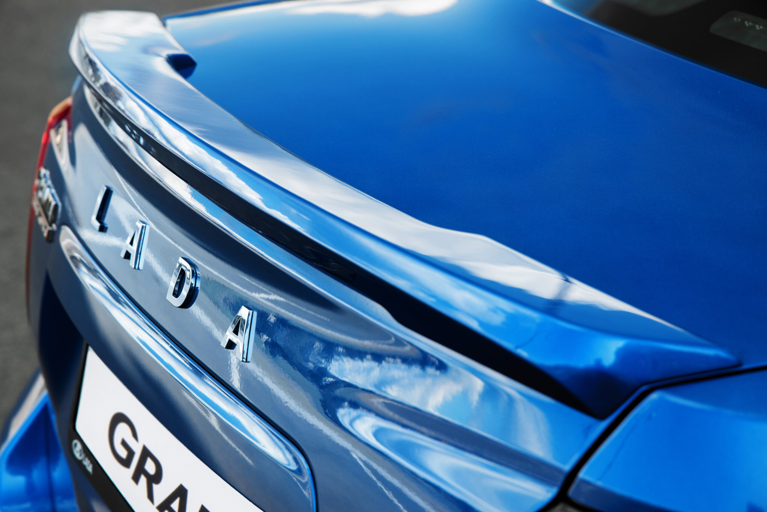 АвтоВАЗ планирует собрать 400 тысяч машин в 2026 году: продажи LADA и новый утильсбор — что ждет рынок?