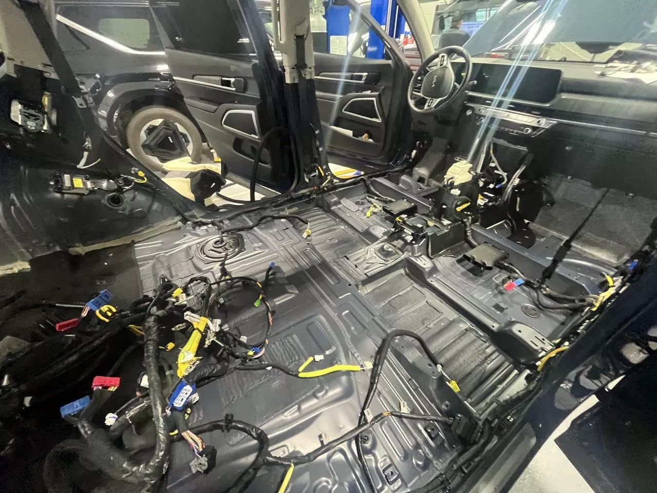 Kia Telluride отправили на 12-часовой разбор салона из-за защемлённых проводов за динамиком