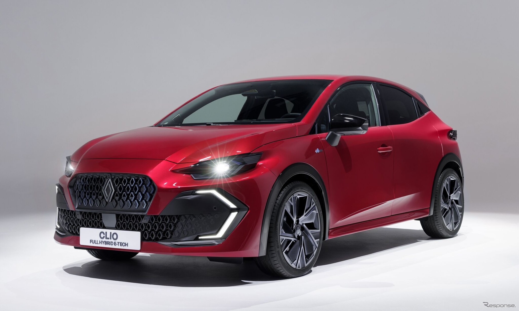 Renault Clio нового поколения дебютировал с гибридом E-Tech и 29 системами помощи водителю