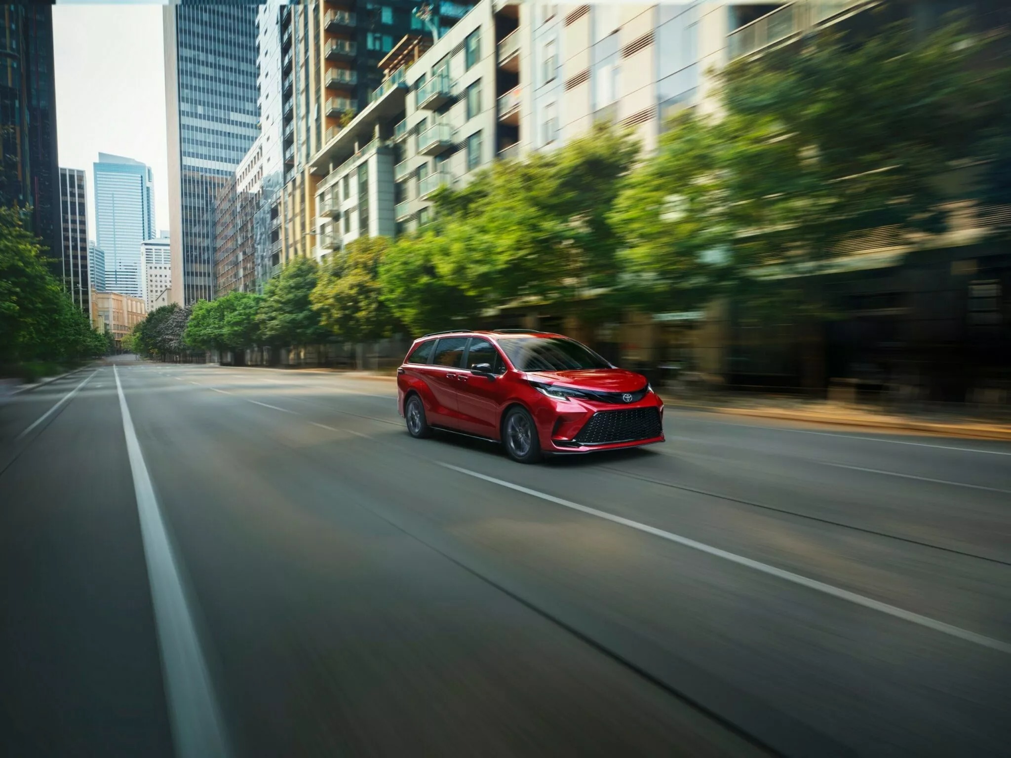 Toyota Sienna 2026 подорожала, но получила электропривод, HomeLink и мощную аудиосистему в базе