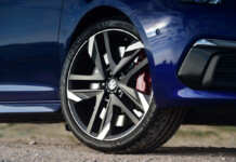 Шиномонтажник объяснил, почему камни в протекторе шин могут быть опасны