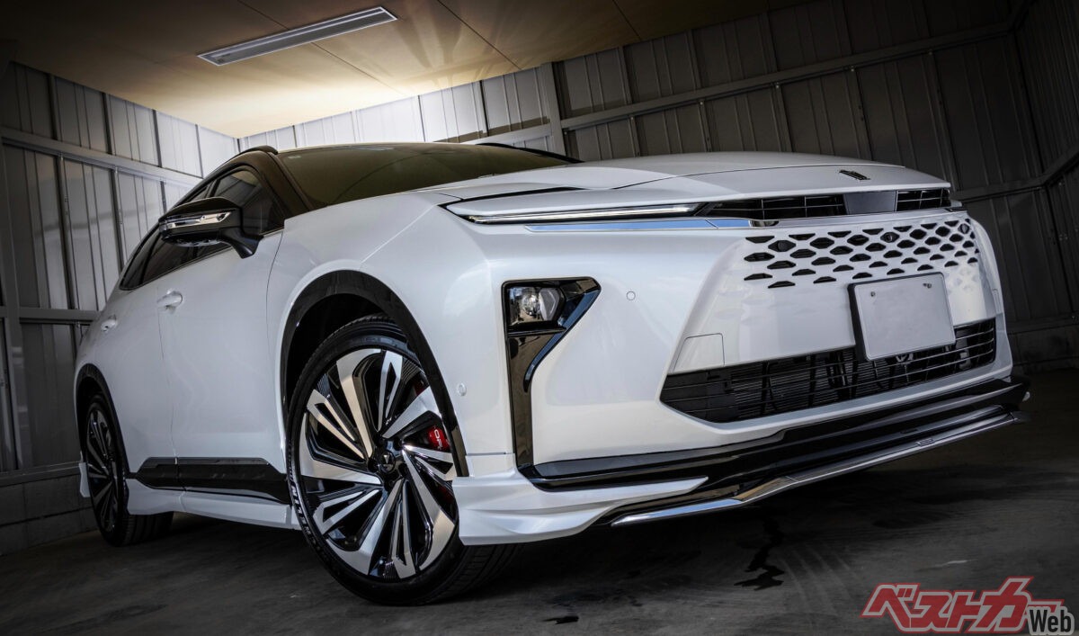 Toyota Crown Estate и Vellfire GR: как фирменный тюнинг превращает обычные авто в городские шедевры