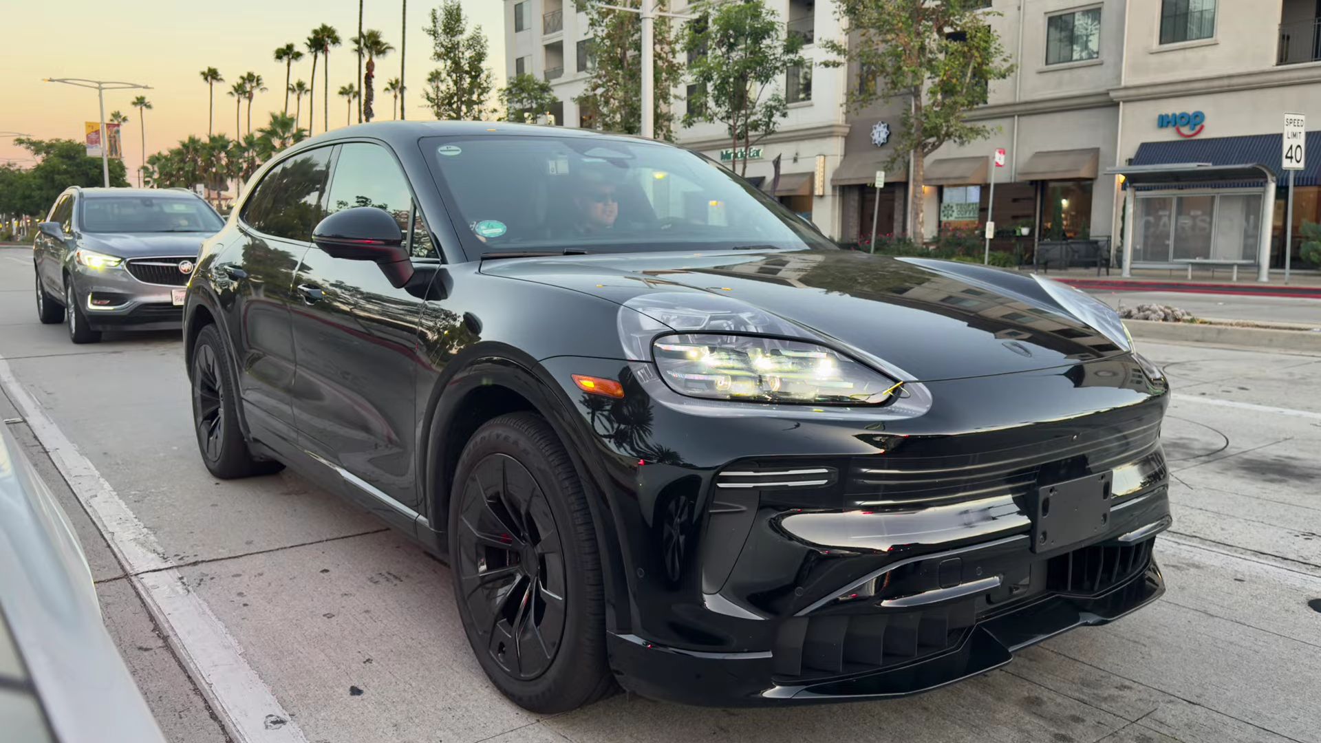 Porsche Cayenne Electric засветился на тестах без камуфляжа: 1000-сильный кросс с гигантским HUD и багажником спереди