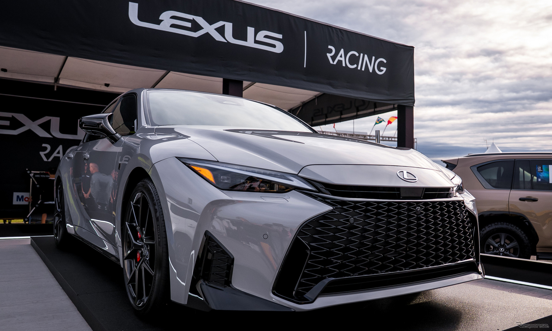 Lexus IS350 2026 удивил агрессивным дизайном и премиум-технологиями на треке IMSA