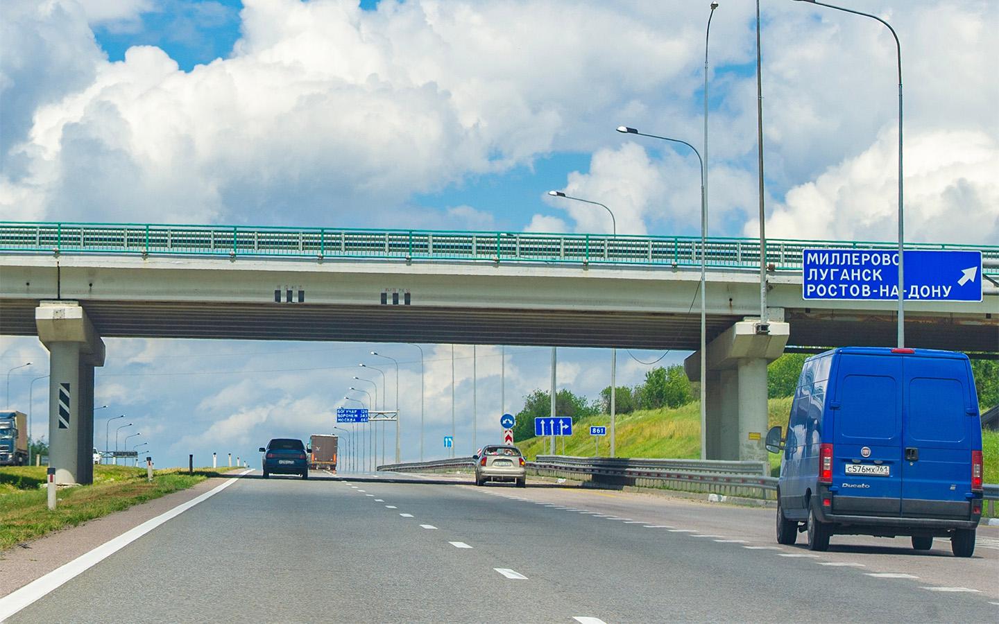 Дорожная разметка 2.2: зачем нужны черно-белые полосы на мостах и чем грозит их игнорирование