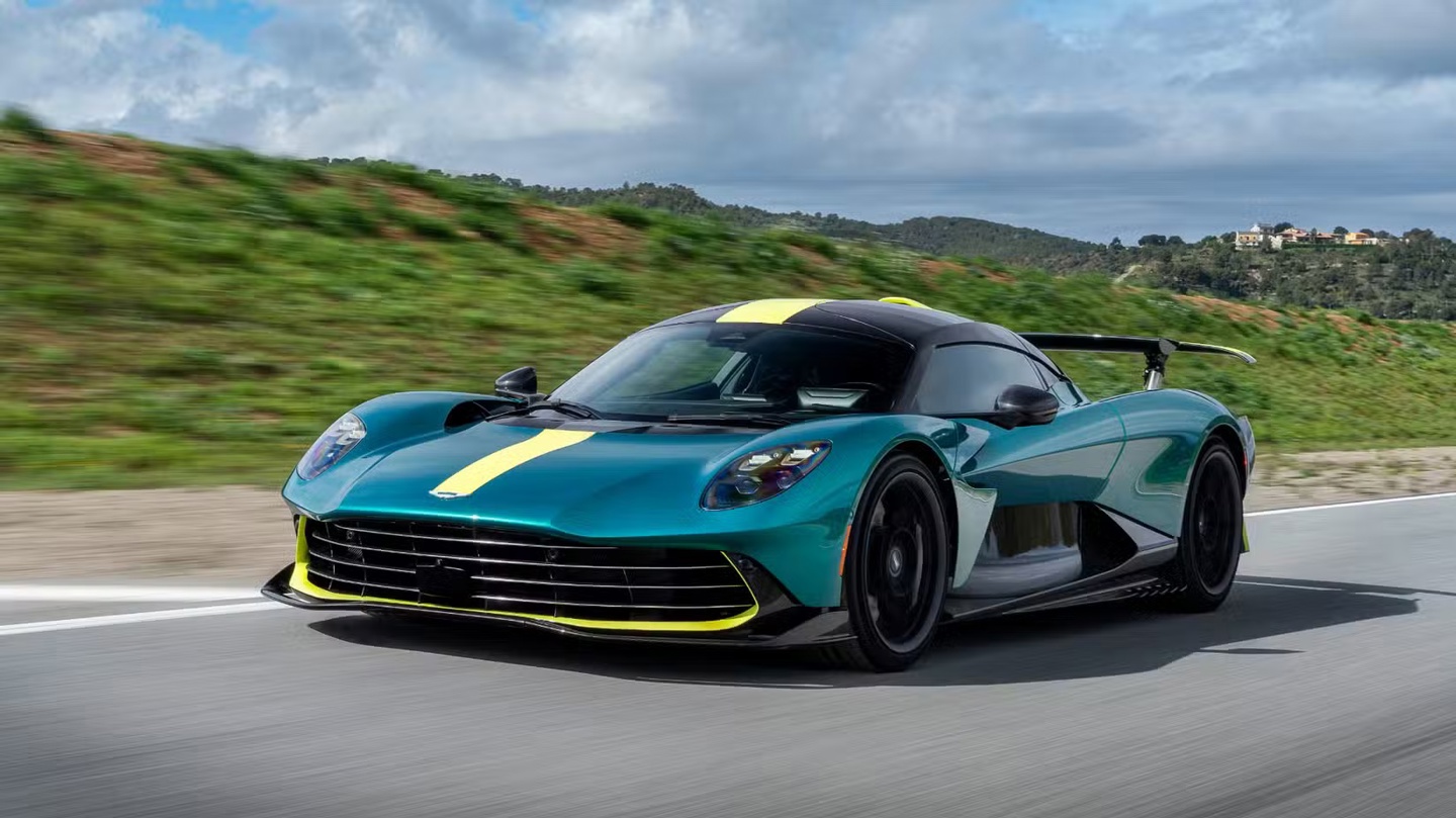Aston Martin уходит в минус: продажи падают, Valhalla задерживается, убытки растут