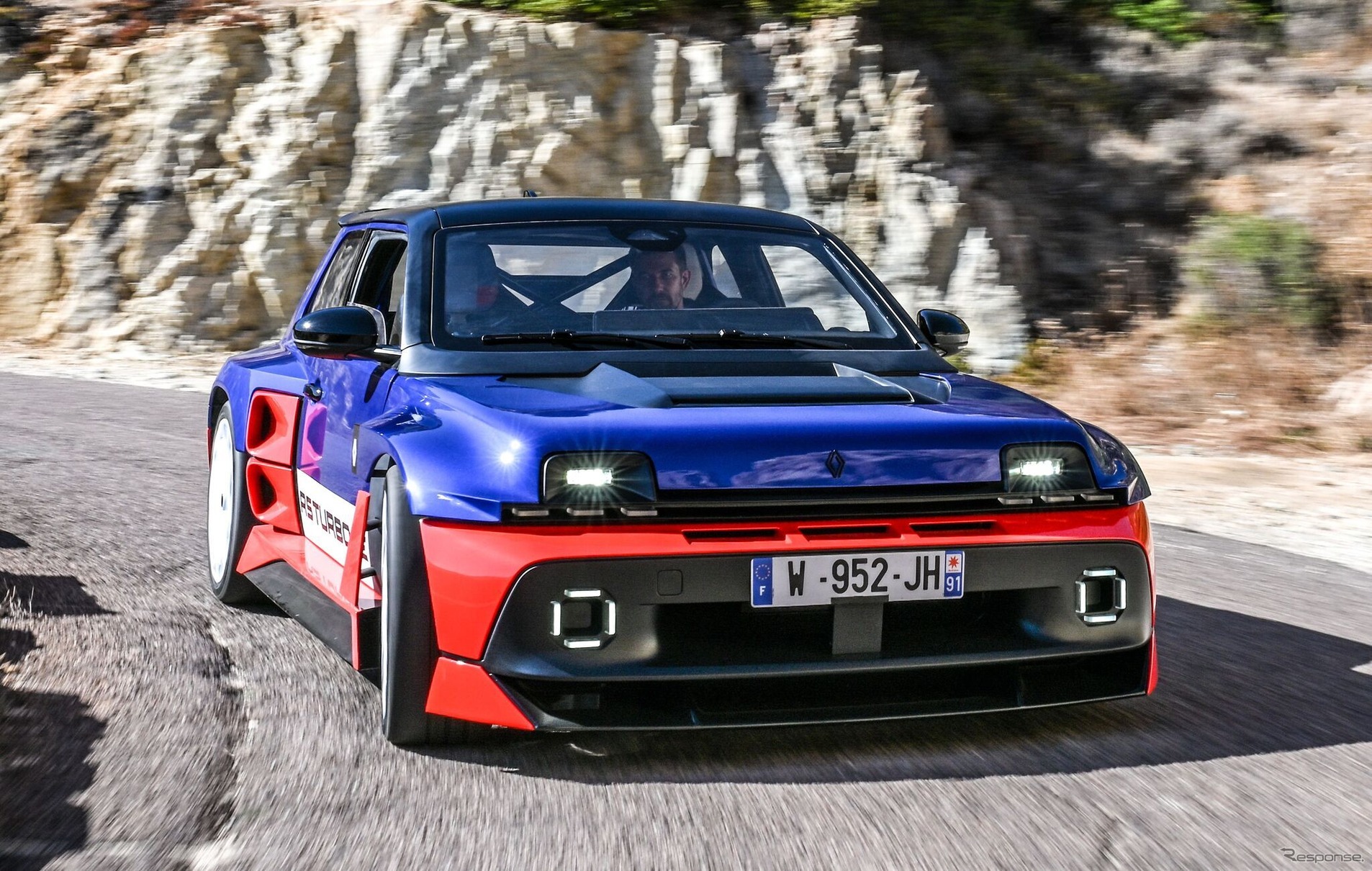 Renault 5 Turbo 3E: электрический суперкар с 555 л.с. показал дрифт на Корсике и готовится к серийному старту