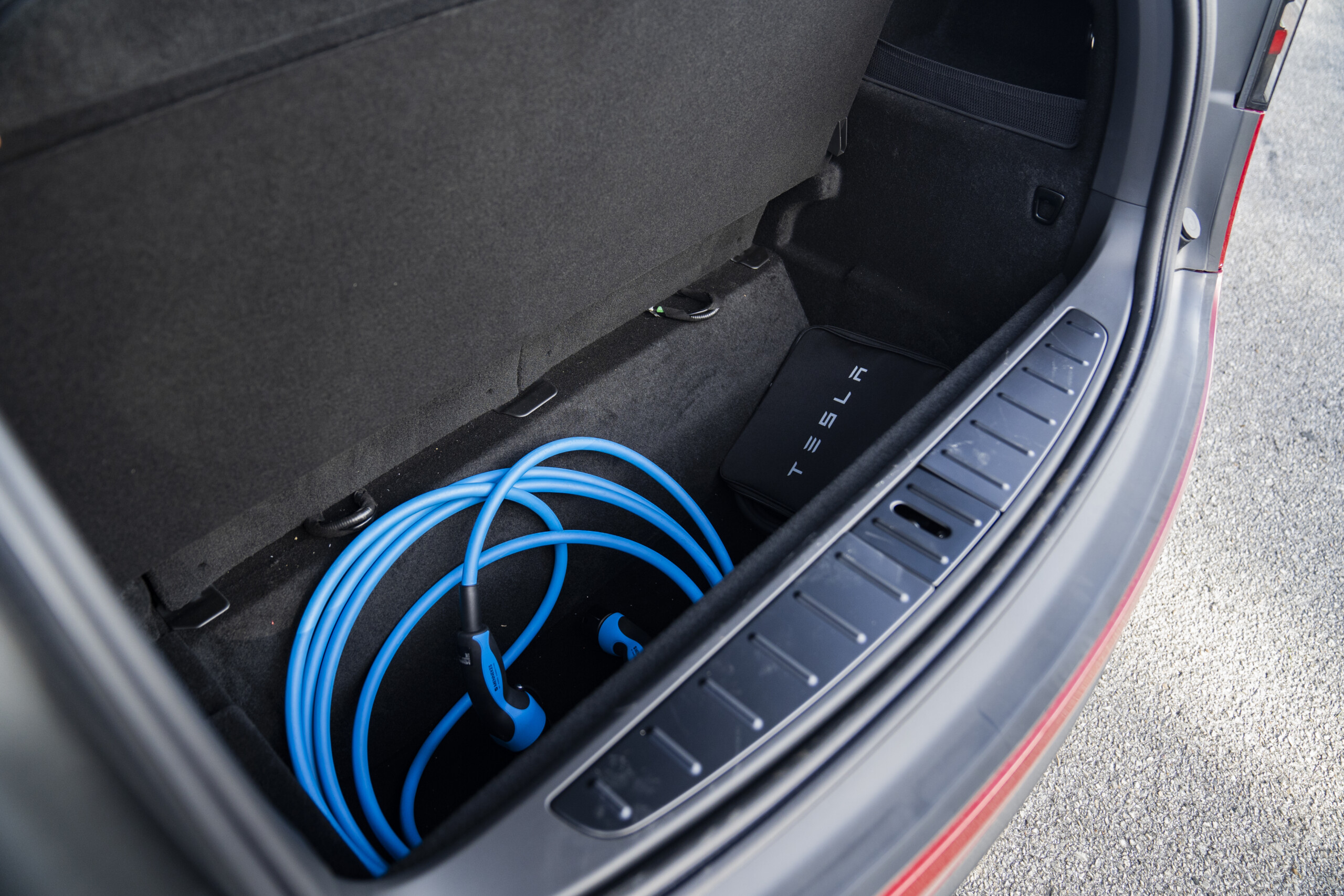 В Канаде Tesla взорвалась при зарядке из-за несертифицированного адаптера: владелец чудом выжил