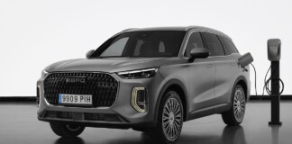 EBRO S900 бросает вызов MG и BYD: флагманский гибридный кроссовер с запасом хода 1000 км выходит на рынок
