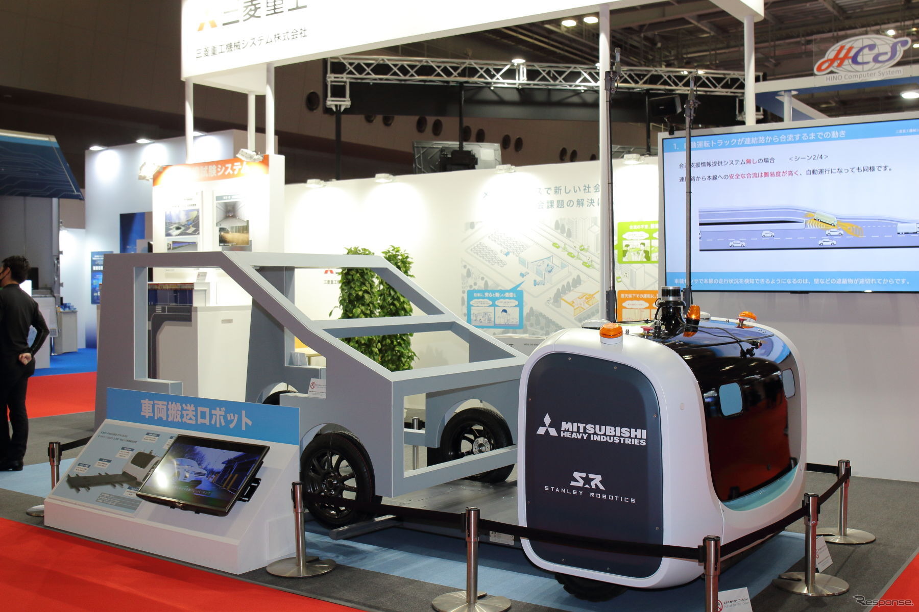 Японцы показали робота, который сам перевозит любые машины без водителя и сенсоров