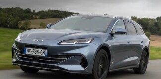 BYD Seal 6 бросает вызов Skoda Superb и BMW 3-й серии: гибридный седан и универсал дешевле конкурентов на 1,5 млн рублей