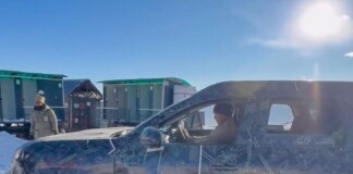 Полиция спасла замаскированный внедорожник на зимних тестах в Гималаях: испытания чуть не закончились в снегу